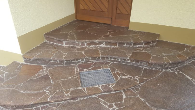 Dachsanierung
Fassaden Reinigung
Naturstein Sanierungen